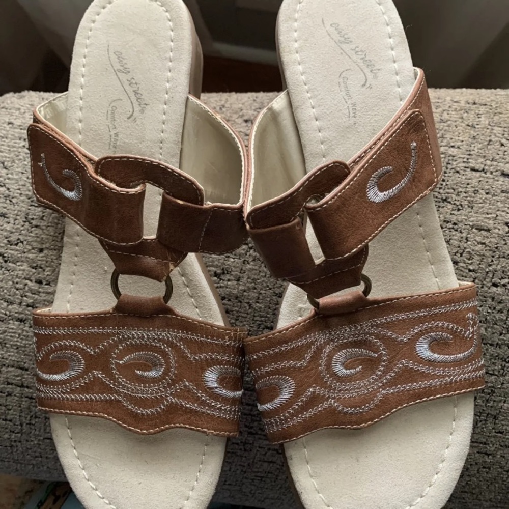 Easy Street Sandals Size 7M Brown with silver threading New never worn